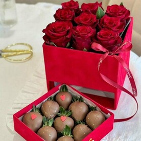 "Шкатулка" розы и клубника в шоколаде