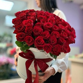 Букет из 51 красной розы в коробке с губкой удобно