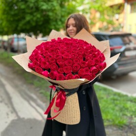 101 алая роза в крафт упаковке