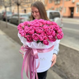 Шикарный букет из пионовидной кустовой розы в коробе с губкой