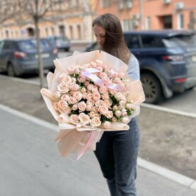 Букет из кустовых роз в нежном оттенке