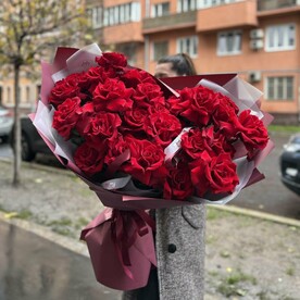Букет из алых роз "Поцелуй"