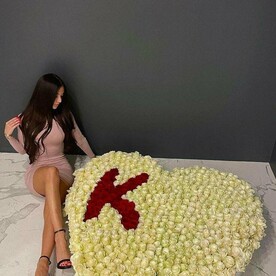 Большое сердце из белых роз с буквой 301 роза