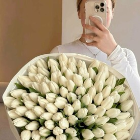 Букет из белых 101 тюльпан