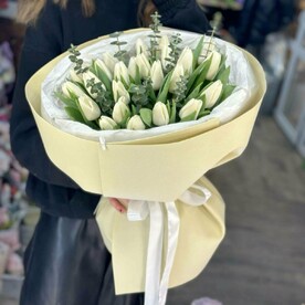 Сливочный букет из тюльпанов с эвкалиптом