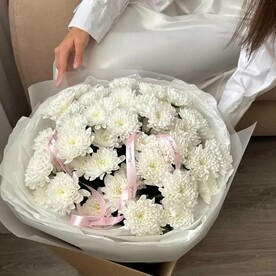 Букет хризантем в коробке переноске стильно