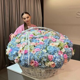 Корзина с цветами из гортензий и роз