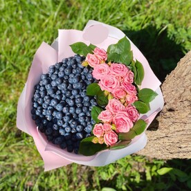 Букет из кустовых роз и голубики