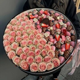 Розы и клубника в шоколаде