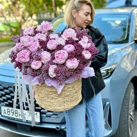 Корзина из сирени и пионов