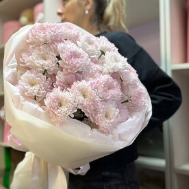 Букет из хризнтем в нежном оттенке