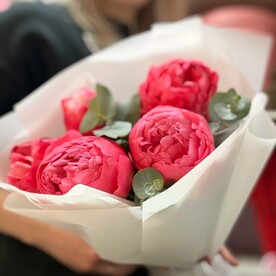 Букет из 5 пионов