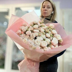 Букет из кустовых пионовидных роз
