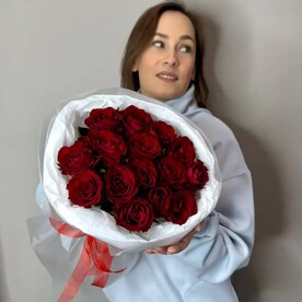 15 красных роз Кения в круглом оформлении