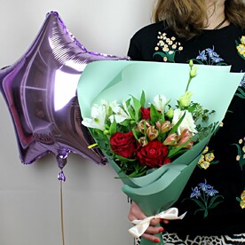 Роза, Альстромерия, Лизиантус Эустома, Зелень декоративная, Дизайнерская упаковка