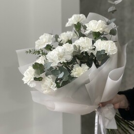 Букет из белых гвоздик