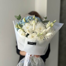 Букет с гортензией и эустомой