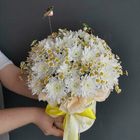 Хризантема кустовая, матриакария, декоративные птички, Шляпная коробка, пена флористическая