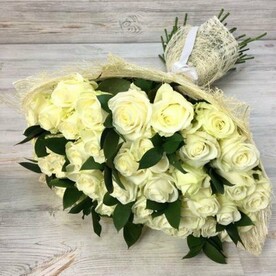 Букет из 29 белых роз с зеленью