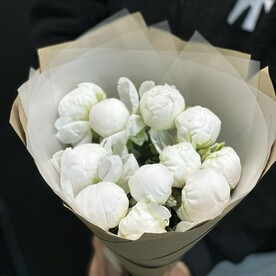 Букет из 11 белых пионов 🌸✨ – нежность и элегантность в каждом лепестке!