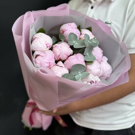 Букет из 11 пионов с эвкалиптом – нежность и свежесть