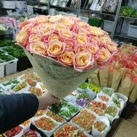 Букет из 35 роз в сизале, открытка в подарок!