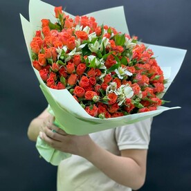 Букет из ярких оранжевых кустовых роз 🧡