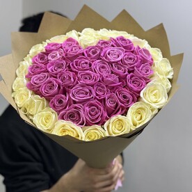 Букет-сердце из 51 розы: Розовый в обрамлении белого 💕