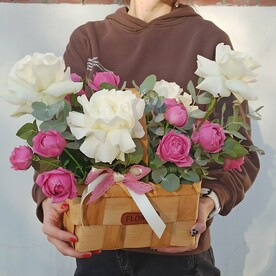 Шикарная корзина с французскими розами и кустовыми пион розами