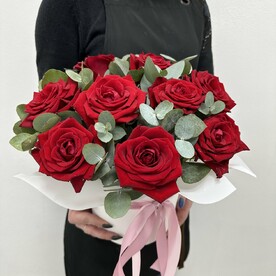 Роза ред наоми, Эвкалипт ветка, Шляпная коробка, Оазис