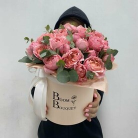 Роза кустовая, Эвкалипт, Шляпная коробка