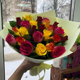 Букет из 21  разноцветных роз