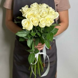 Букет из белых роз 15 шт. 50 см