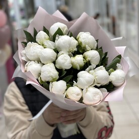 Белые пионы