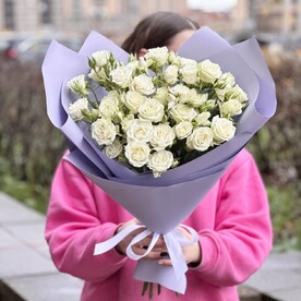 Белые кустовые розы