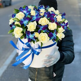 Орхидея, Роза аваланч, Рускус, Флористическая губка, Коробка