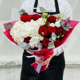 Роза красная, Лизиантус Эустома, Эвкалипт, Гортензия, Рускус, Упаковка