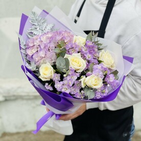 Роза белая, Эвкалипт, Маттиола, Гортензия, Папоротник, Дизайнерская упаковка