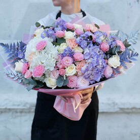 Рускус, Роза мадам бомбастик, Роза белая, Диантус, Маттиола, Эвкалипт, Папоротник, Гортензия, Упаковка