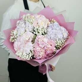 Букет из 5 нежных гортензий с эвкалиптом