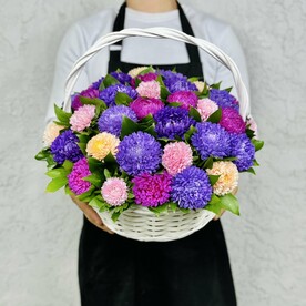 Корзина из 39 разноцветных астр