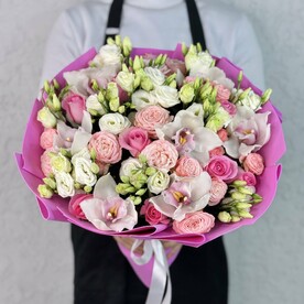 Рускус, Роза розовая, Лизиантус Эустома, Роза мадам бомбастик, Орхидея, Упаковка