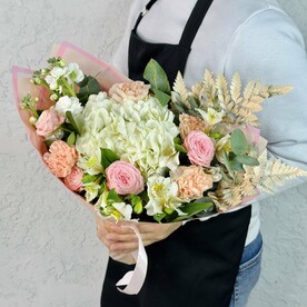 Рускус, Эвкалипт, Гвоздика одноголовая, Роза мадам бомбастик, Альстромерия, Папоротник, Гортензия, Маттиола, Дизайнерская упаковка