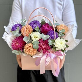 Разноцветные астры в сумочке