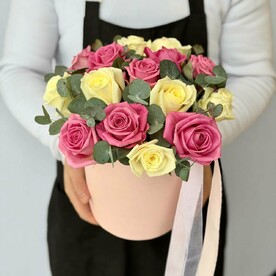 Коробочка из белых и розовых роз