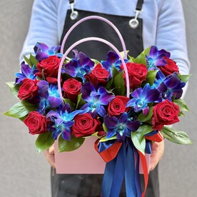 Космические орхидеи и красные розы в сумочке