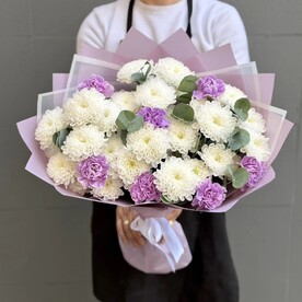 Букет из лунных диантусов и хризантем