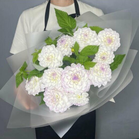 Букет белых георгинов