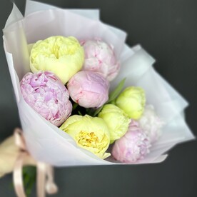 Букет из 9 пионов