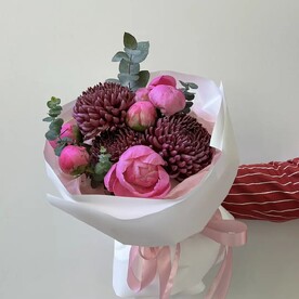 Яркий букет с пионами